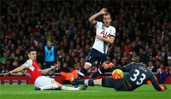 展现出了坚 展现出了坚